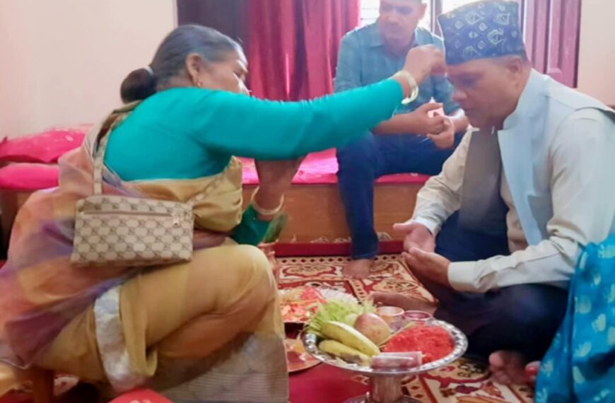 उपकुलपति डा.जोशीले गरे शुभ साइँतमा आमाबाट टीका ग्रहण